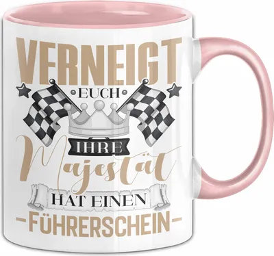 Produktbild von Führerschein Bestanden Geschenk Tasse Bestandener Führerschein Verneigt Euch Ihre Majestät Hat Einen Führerschein Fahrschule Kaffee-Becher (Rosa)