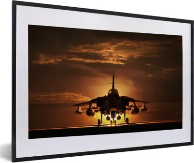 Produktbild von MuchoWow® Gerahmtes Poster Die Silhouette eines Düsenjägers während eines Sonnenuntergangs 60x40 cm - Poster mit Schwarzem Bilderrahmen Wandposter Rahmen Foto Bilder - Schlafzimmer - Plakat in Rahmen - Drucken