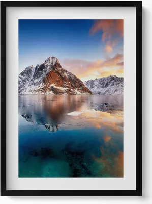 Produktbild von Schöne Landschaft mit Wasser und Bergen am Abend– Wandbild mit Rahmen – Gerahmtes Bild  – Wanddekoration – 50x70 cm –  Schwarz Rahmen