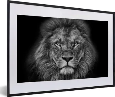 Produktbild von MuchoWow® Gerahmtes Poster Tiere - Löwe - Schwarz - Weiß - Porträt 60x40 cm - Poster mit Schwarzem Bilderrahmen Wandposter Rahmen Foto Bilder - Schlafzimmer - Plakat in Rahmen - Drucken