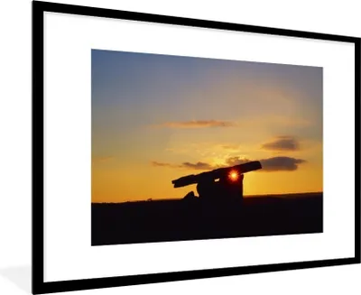 Produktbild von MuchoWow® Gerahmtes Poster Ein Sonnenuntergang auf einem Hünenbett 90x60 cm - Poster mit Schwarzem Bilderrahmen Wandposter Rahmen Foto Bilder - Wanddekoration - Fotos