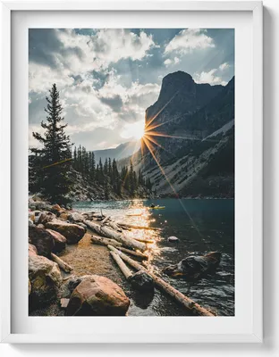 Produktbild von Berglandschaft im Sonnenschein– Wandbild mit Rahmen – Gerahmtes Bild  – Wanddekoration – 60x80 cm –  Weiß Rahmen