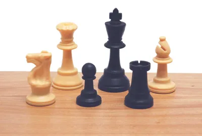 Produktbild von HOT Games Schachspiel Kunststoff Staunton 93mm im Holzkasten weiß schwarz