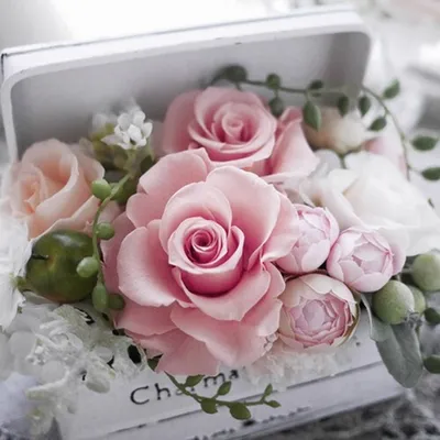 Produktbild von 20 Servietten Charming Box - Rosen in kleiner Truhe 33x33cm