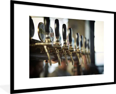 Produktbild von MuchoWow® Gerahmtes Poster Mehrere Bierzapfstellen an einer Bar 90x60 cm - Poster mit Schwarzem Bilderrahmen Wandposter Rahmen Foto Bilder - Wanddekoration - Fotos