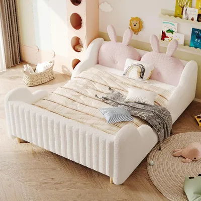 Zdjęcie produktu dla Łóżko tapicerowane 140x200 cm w kolorze białym, wykonane z pluszu "teddy", z poduszkami w kształcie królików i boczkami w kształcie chmur. Łóżko młodzieżowe, bez materaca, idealne do pokoju dziecięcego
