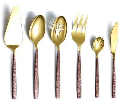 Productafbeelding van Ibenzoa® 6-delige serveerset van roestvrij staal, met een gouden titanium coating – inclusief: serveerlepel, serveerlepel, serveervork, suikerlepel, taartmes en botermes