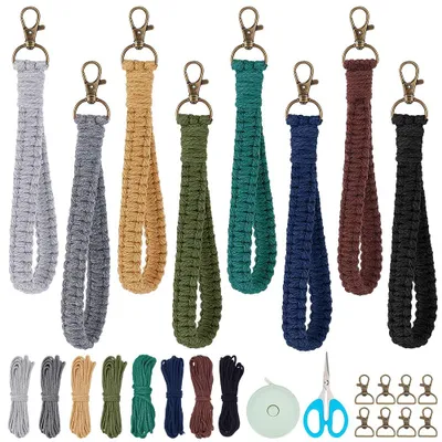 Produktbild von Makramee-DIY-Set - 8-teiliges Set für Schlüsselanhänger - Bastelset für Anfänger - Bunt