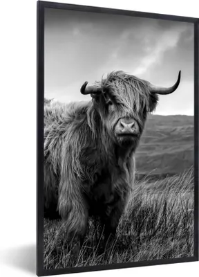 Produktbild von MuchoWow® Gerahmtes Poster Schottischer Highlander - Berg - Wasser - Natur - Kuh 60x90 cm - Poster mit Schwarzem Bilderrahmen Wandposter Rahmen Foto Bilder - Kunst