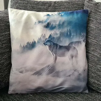 Obrázek produktu pro Povlak na polštář „Sněžný vlk v mlze“ – 45 cm x 45 cm