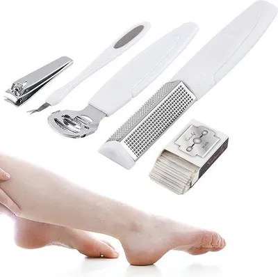 Produktbild von Unyqoos® Hornhautentferner 5‑in‑1 – professionelles Pediküre‑Set mit Hornhautmesser, 10 Klingen, Hornhaut‑Schaber & Nagelknipser, Kunststoff & Edelstahl