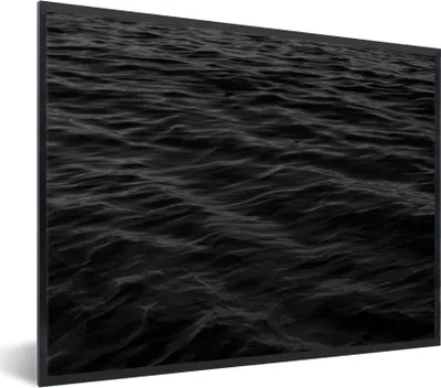 Produktbild von MuchoWow® Gerahmtes Poster Wellen - Wasser - Schwarz - Weiß 80x60 cm - Poster mit Schwarzem Bilderrahmen Wandposter Rahmen Foto Bilder - Schwarzem - Mit Gestell