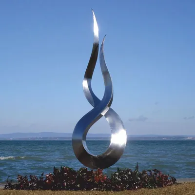 Produktbild von Casa Padrino Luxus Edelstahl Garten Deko Skulptur Flamme Silber H. 210 cm