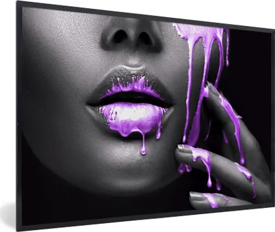 Produktbild von MuchoWow® MuchoWow® Gerahmtes Poster Lippen - Lila - Schwarz 90x60 cm - Poster mit zchwarzem Bilderrahmen - Fotorahmen - Foto-Plakat