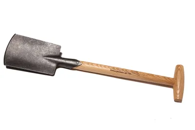 Produktbild von Krumpholz Handspaten, geschmiedet, mit 45 cm langem, lackiertem Eschen-T-Stiel