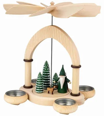 Erzgebirgische Holzpyramide aus heller Fichte mit Säulenbogen, drehbarem Flügelrad oben und vier Teelichthaltern unten. Im Inneren ein grüner Jägerwichtel mit Waldszene aus bemalten Fichtenbäumen und Hund.