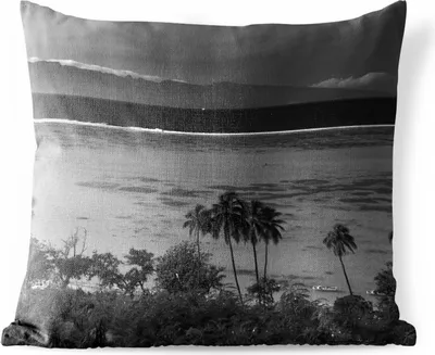 Produktbild von MuchoWow® Outdoor Kissen - Palmen an der Küste von Mo'orea mit klarem blauem Wasser im Hintergrund in schwarz-weiß - 50x50 cm - Wetterfest - Lounge Kissen - Komfortabel - Kissen mit Bild