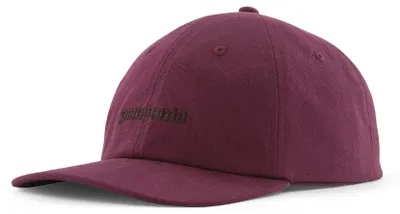 Imagen del producto de Logotipo de texto "Patagonia Graphic Trad Cap" en color morado.