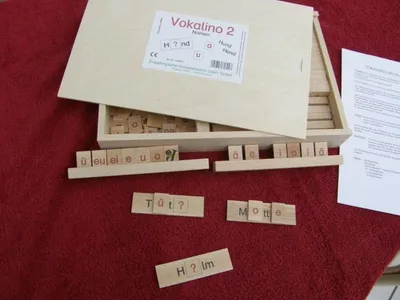 Immagine prodotto di Giocattolo in legno educativo "Lesespiel Vokalino 2". Dimensioni: 37x4,5x24,5 cm. Nuovo