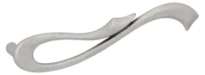 Imagen del producto de Manija para muebles de zamak. Distancia entre agujeros: 128 mm. Acabado: plata envejecida brillante