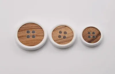 10 Stücke Holz- und weiß lackierte Holzknöpfe aus echtem Olivenholz 4 Löcher (30 mm)