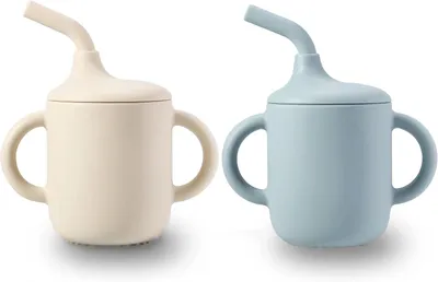 Image de PandaEar, lot de 2 gobelets de boisson en silicone 100 %, de petite taille, avec poignées et paille, pour bébés et jeunes enfants (blanc et bleu)