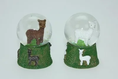 Produktbild von Corneließen Schneekugel mit Mini Poly Alpaka in weiß oder braun