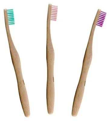 Produktbild von Dr. Botanicals Bambus Zahnbürste: Grün + Rosa + LilaDiese Zahnbürste aus Bambus bietet eine umweltfreundliche Alternative für die tägliche Zahnpflege. Die weichen Borsten reinigen sanft und gründlich, während der ergonomische Griff aus natürlichem Bambus gut in der Hand liegt. - Bambus: Nachhaltiges Material für den Griff - Nylon: Schonende Borsten für die Zahnreinigung