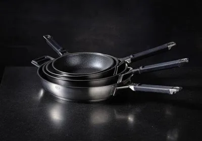 Produktbild von 32 cm Stahl Antihaft Pfanne mit Silikongriff - Induktions- und Geschirrspülergeeignet - Antihaftbeschichtung - ProResist