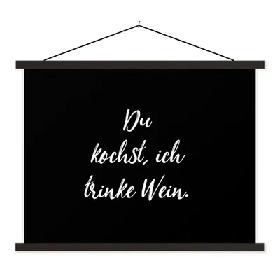 Produktbild von MuchoWow® Textilposter Du kochst, ich trinke Wein - Sprichwörter - Wein - Zitate 150x113 cm mit schwarzem Rahmen - Wohnzimmer