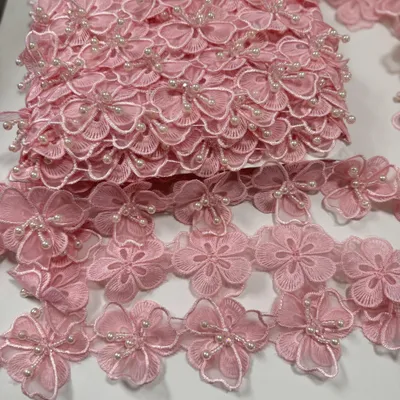Produktbild von Kantborte für Kleidung – Rosa mit Blumenmuster und Strasssteinen – 2 Meter