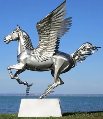 Produktbild von Casa Padrino Luxus Gartendeko Skulptur Pegasus Pferd mit Sockel Silber 288 x 175 x H. 305 cm - Lebensgroße Edelstahl Figur - Luxus Gartenfigur