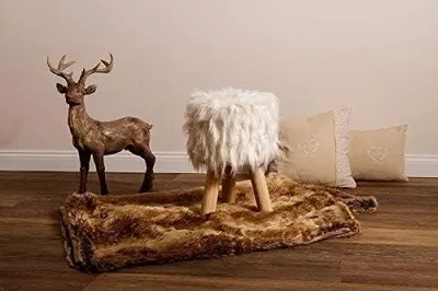 Produktbild von Weißer Fellhocker mit Holzbeinen – Sitzhocker 26x26x42 cm | Flauschiger und weicher Kunstfell-Beistellhocker für Wohnzimmer, Schlafzimmer und Ankleidezimmer
