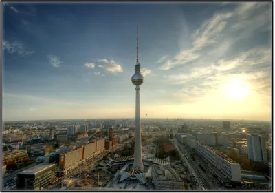 Produktbild von Wallario Wandbild Fernsehturm Berlin mit Panoramablick über die Stadt, Größe: 70,30 x 100,30 cm, Poster mit schwarzem Aluminiumrahmen