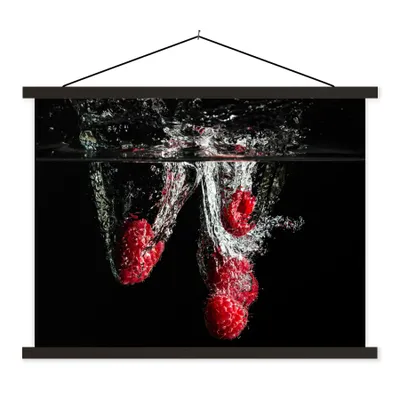 Produktbild von MuchoWow® Textilposter Himbeeren - Obst - Stilleben - Wasser - Schwarz - Rot 40x30 cm mit schwarzem Rahmen - Dekorationen