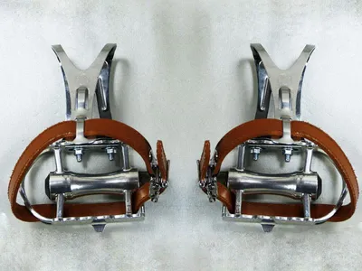 Produktbild von Schlichte Retro Fahrradpedale aus Aluminium mit Pedalhaken und Kunstlederriemen