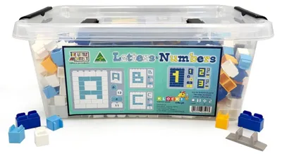 Produktbild von Little Architect Buchstaben und Zahlen Bausteine – 630 Teile (17 Vorlagenkarten, Kunststoff, 1-4 cm Elemente) – Lernspielzeug ab 5 Jahren, CE & EN-71