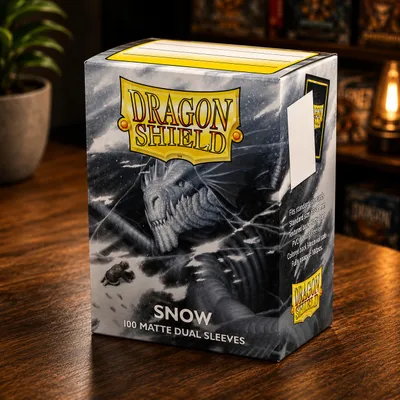 Immagine prodotto di Dragon Shield: Snow - Bustine protettive opache, doppia protezione - Formato standard, productTiles.product.images.aiGenerated