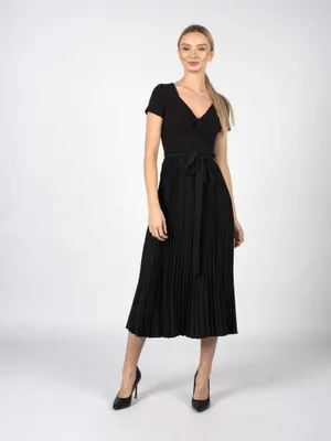 Produktbild von Guess Kleider Unifarbenes Sweater-Plisseekleid ERYNN mit V-Ausschnitt, Knotendetail und abnehmbarem Gürtel