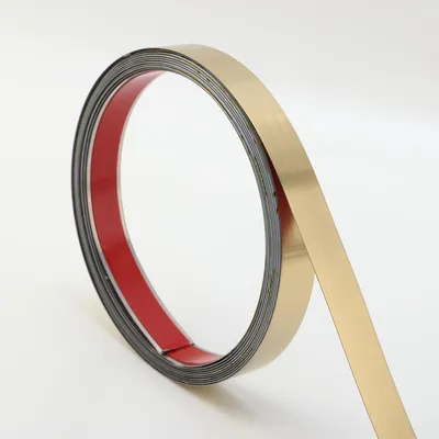 Productafbeelding van Metalen Muurlijst - Decoratieve Strip - Interieur Decoratie - Geborsteld Roestvrij Staal - 5 x 2 cm - Goud