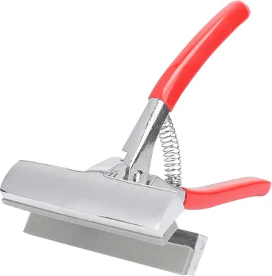 Obrázok produktu pre Kliešte na plátno, olejomaľba, široká čeľusť, 12 cm, červená svorka s pierkom, potreby pre umelca