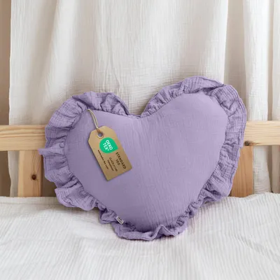 Imagen del producto de Cojín decorativo corazón lila con volantes, sin aplicación dorada - muselina