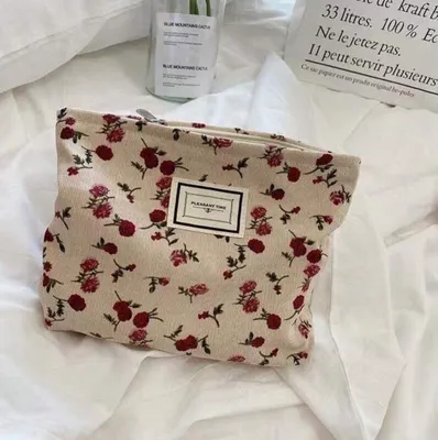 Produktbild von Kosmetiktasche beige mit roten Blumen 25 x 5 x 18 cm Stück117.