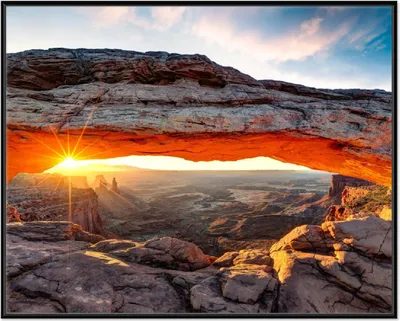 Produktbild von Wallario Wandbild Sonnenstrahl am Horizont  Leuchtende Felsspalte, Größe: 40,30 x 50,30 cm, Poster mit schwarzem Aluminiumrahmen