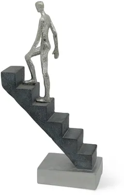 Produktbild von Unyqoos® Dekostatuette aus Marmorharz – moderne Skulptur mit Bergsteiger auf sechsstufiger Treppe, matt grau-schwarz/silber Sockel, 16×8×29 cm, Symbol für Inspiration und Erfolg