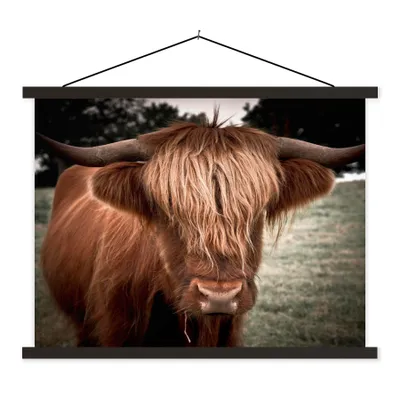 Produktbild von MuchoWow® Textilposter Schottischer Highlander - Baum - Gras 120x90 cm mit schwarzem Rahmen - Aufhänger für Poster