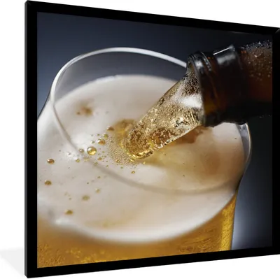 Produktbild von MuchoWow® Gerahmtes Poster Eingeschenktes Bier vor einem dunklen Hintergrund 40x40 cm - Poster mit Schwarzem Bilderrahmen Wandposter Rahmen Foto Bilder - Mit Rahmen - Wanddekoration Schlafzimmer