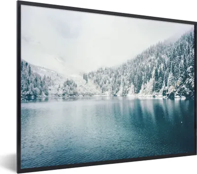 Produktbild von MuchoWow® Gerahmtes Poster Winter - Wasser - Schnee 80x60 cm - Poster mit Schwarzem Bilderrahmen Wandposter Rahmen Foto Bilder - Schwarzem - Mit Gestell
