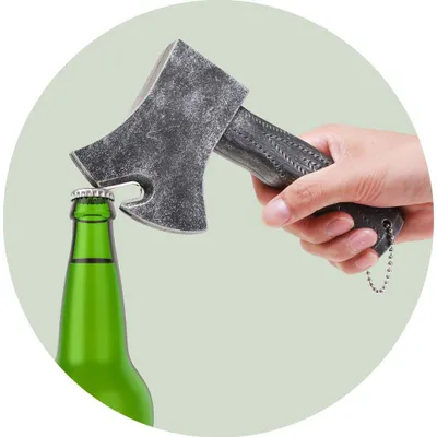 Produktbild von Grauer Flaschenöffner in Axt Form, ca. 18 cm hoch, aus Kunststoff mit Kette zum Aufhängen
