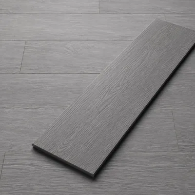 Image de QEENTOE : Dalles de sol en PVC vinyle auto-adhésives, pose facile, imperméables et antidérapantes, couleur gris clair imitation bois (18 pièces, 2,51 m²), Image générée par une IA